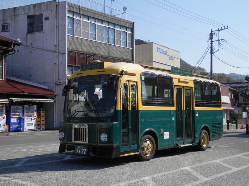 レトロ調バスに乗って高松山入口まで行く
