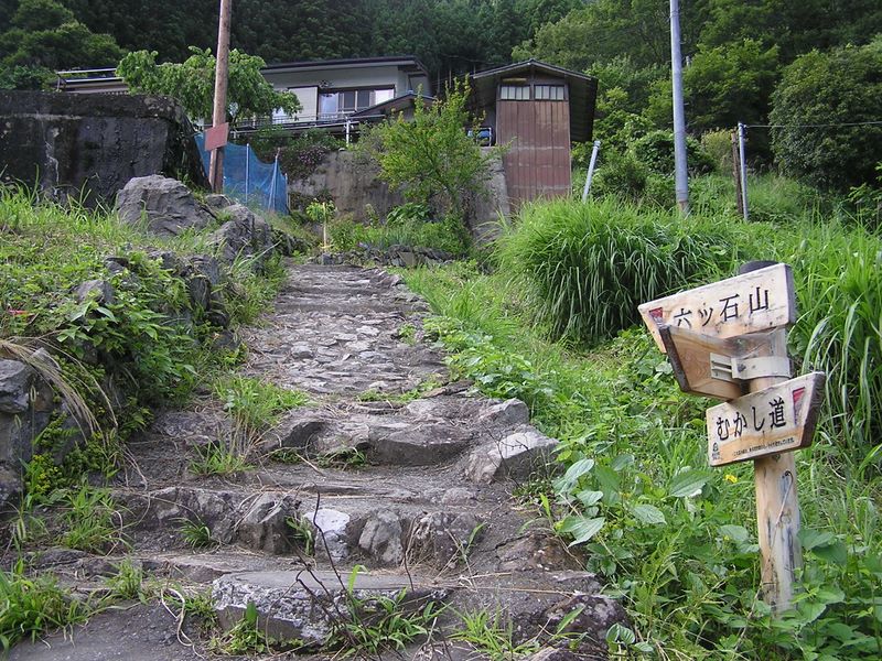鷹ノ巣山 -- 登山道はここから民家の脇をすり抜けるように通じている