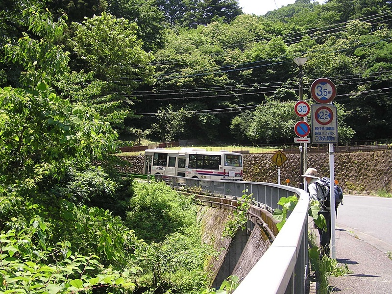 高尾山・いろはの森 -- 日影沢で小仏行きのバスを降りる