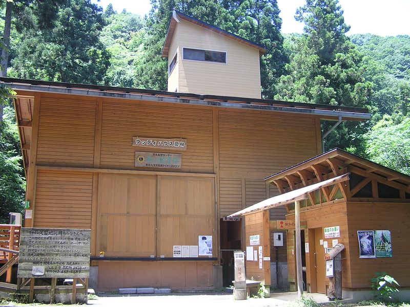 高尾山・いろはの森 -- 森の図書館でトイレを済ませる