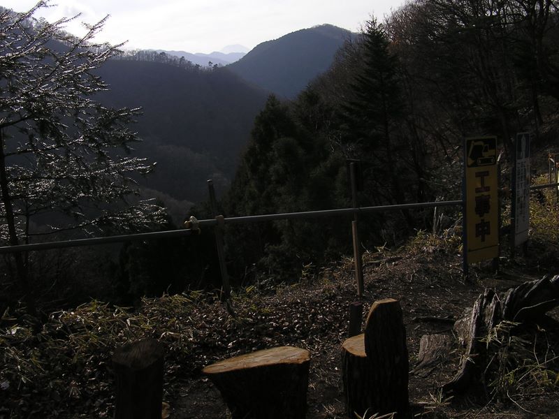 高柄山 -- 御座敷の松から富士山を望む