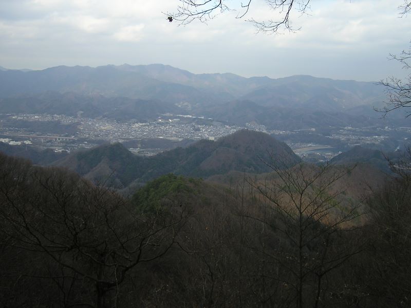 高柄山から生藤山（しょうとうさん）と上野原市街地とを望む