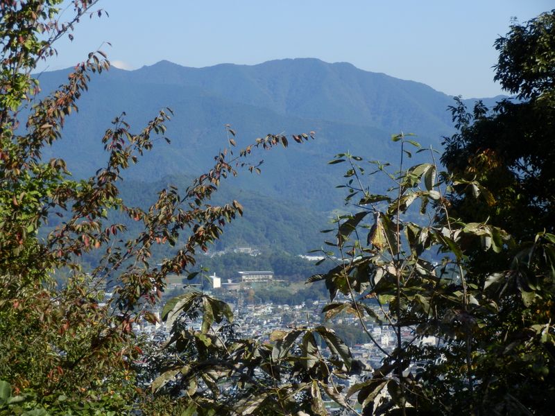 鶴島御前山頂より望む、笹尾根と上野原市街地