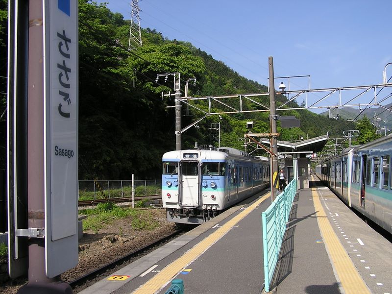 滝子山 -- 笹子駅で甲府行き電車を見送る