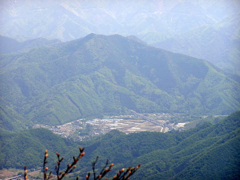 滝子山 -- 山頂から九鬼山を望む