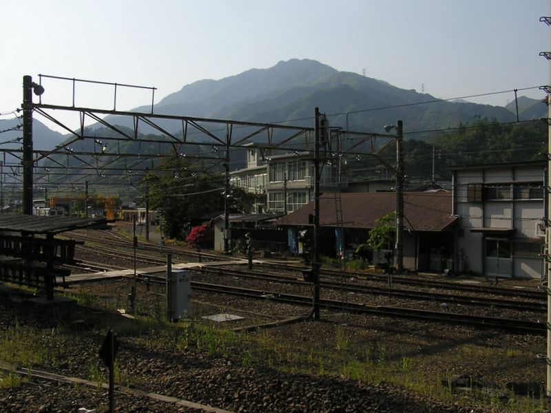 滝子山 -- 初狩駅ホームから望む滝子山