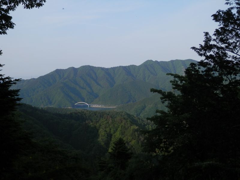 仏果山と高取山を望む