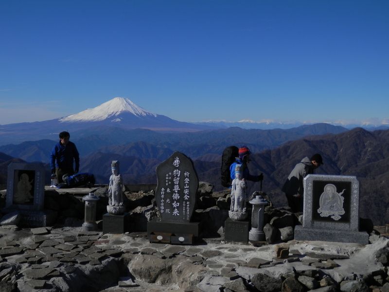 塔ノ岳山頂より、富士山と南アルプスを望む