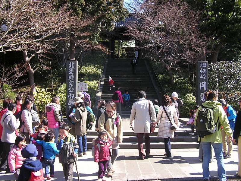 天園 -- にぎわう円覚寺前を通過