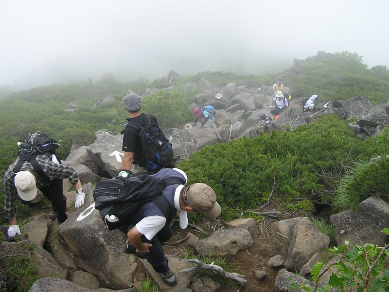 天狗岳 -- 山頂を目前に、ゴロ石をよじ登る