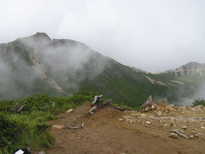 天狗岳 -- 東天狗（左）から根石岳への稜線