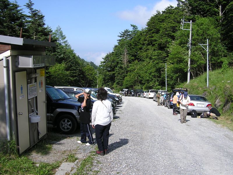 天狗岳 -- 唐沢鉱泉前の無料駐車場はほぼ満杯