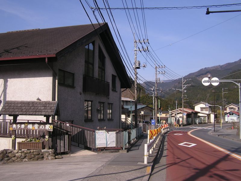 鉄五郎新道から大塚山 -- 古里駅から青梅街道を西に進み、この教会の先で斜め左の坂道に入る