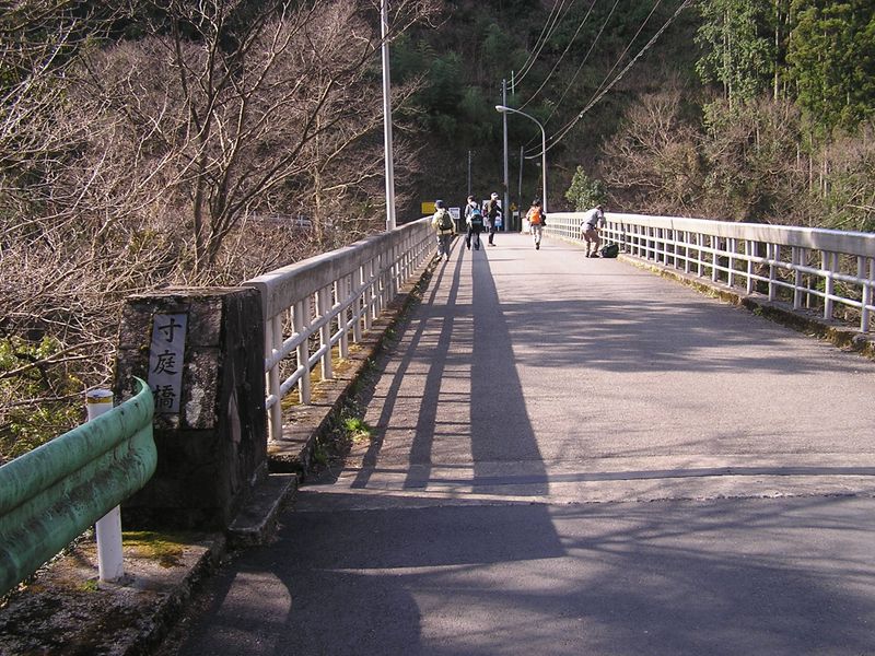 鉄五郎新道から大塚山 -- 寸庭橋を渡る