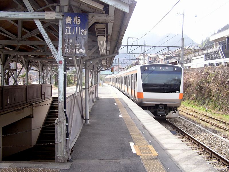 鉄五郎新道から大塚山 -- レトロなプラットフォームに、モダンな青梅行き電車が到着
