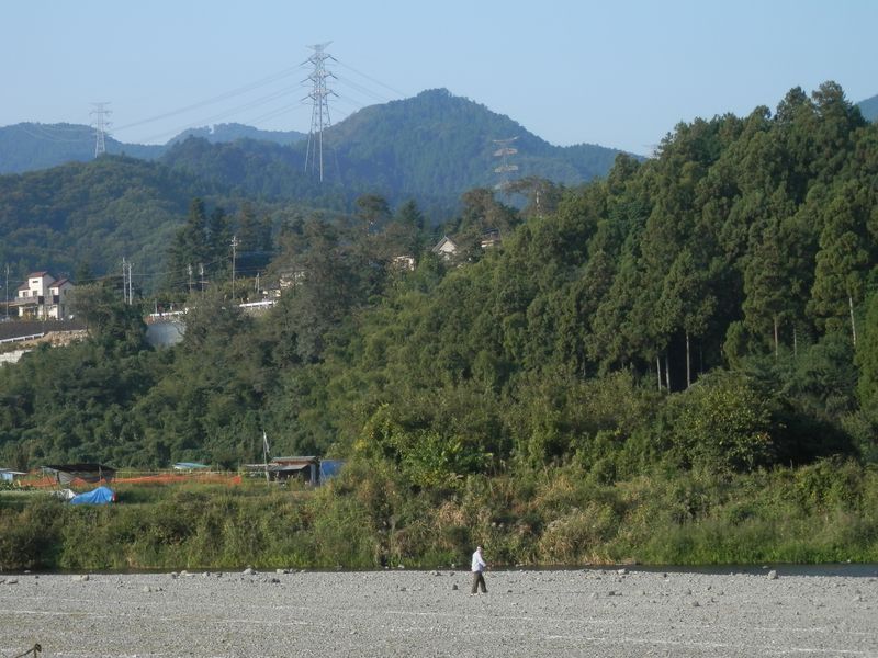 秋川の河原を散歩する人