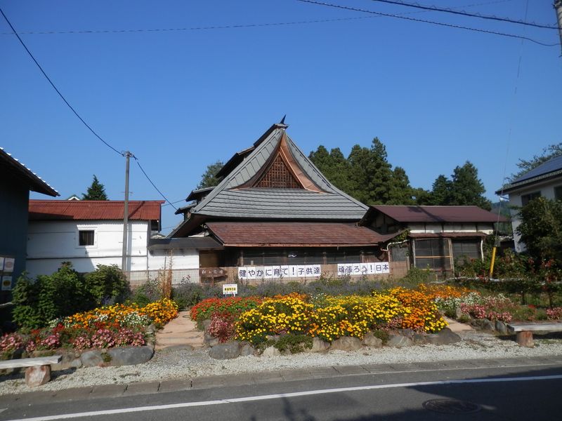 「和み花壇」を左に見ながら小和田橋へ