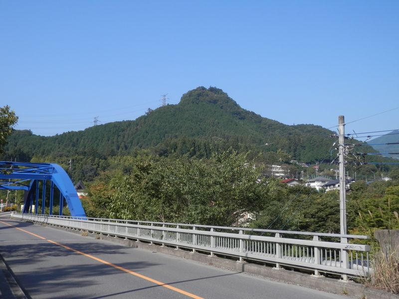 城山と沢戸橋