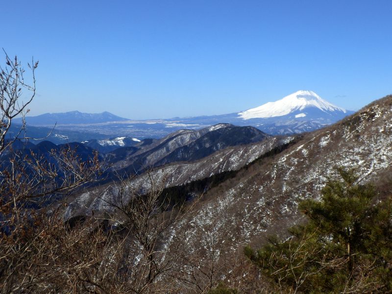 富士山に雪雲が