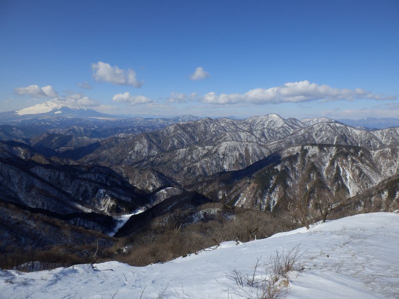 塔ノ岳山頂より、西丹沢方面を望む