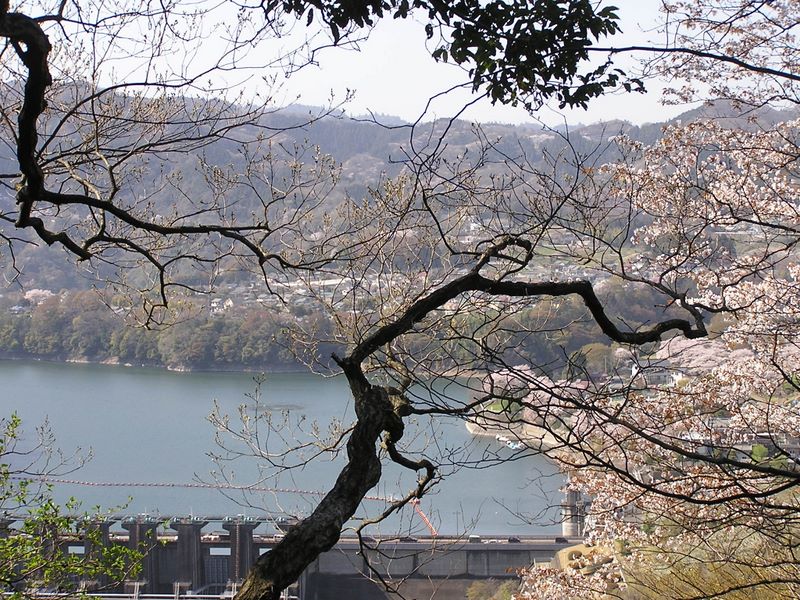 城山と津久井湖 -- 津久井湖と城山ダム