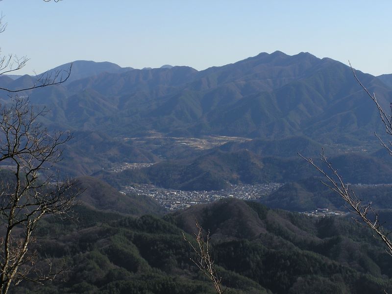 黒野田林道から望む大室山（左）、菜畑山（中央）、今倉山（右）