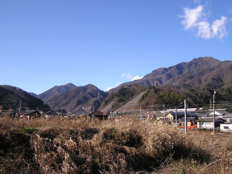 中央線の線路脇から望む滝子山（右）、笹子雁ヶ腹摺山（左最奥）