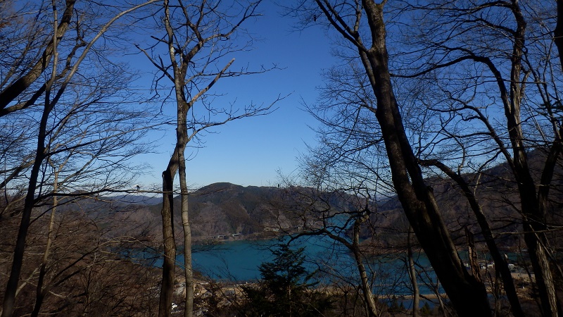春ノ木丸山頂より望む青い宮ヶ瀬湖と青い空