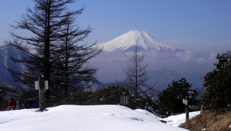 雪の姫次より、富士山を望む