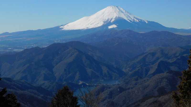 伊勢沢ノ頭から望む富士山と丹沢湖