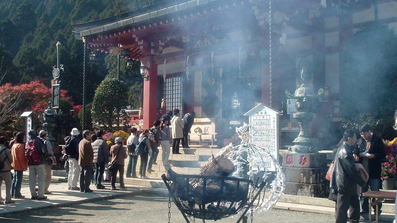 参拝客でにぎわう大山阿夫利神社