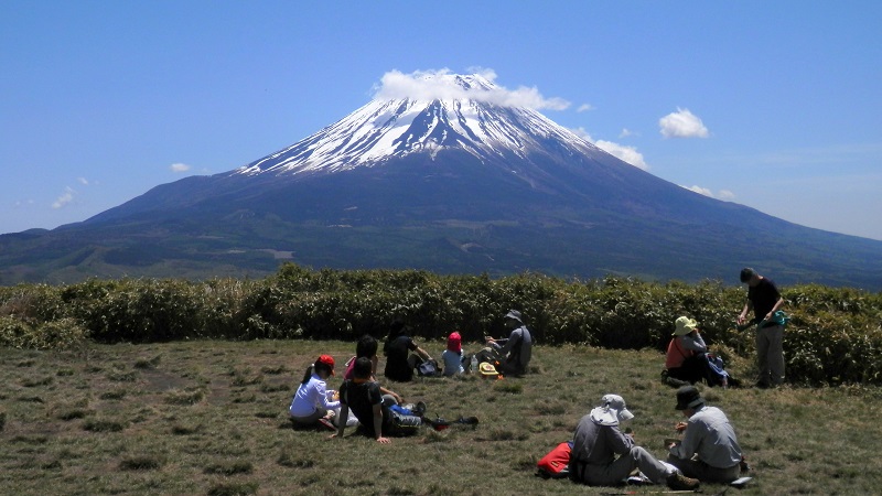 竜ヶ岳山頂から望む、針巻きをした富士山