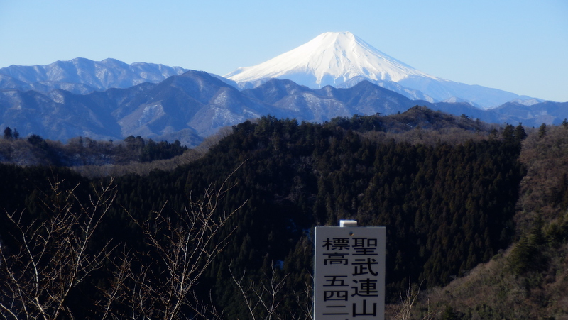 聖武連山より、富士山、道志と秋山の山稜を望む