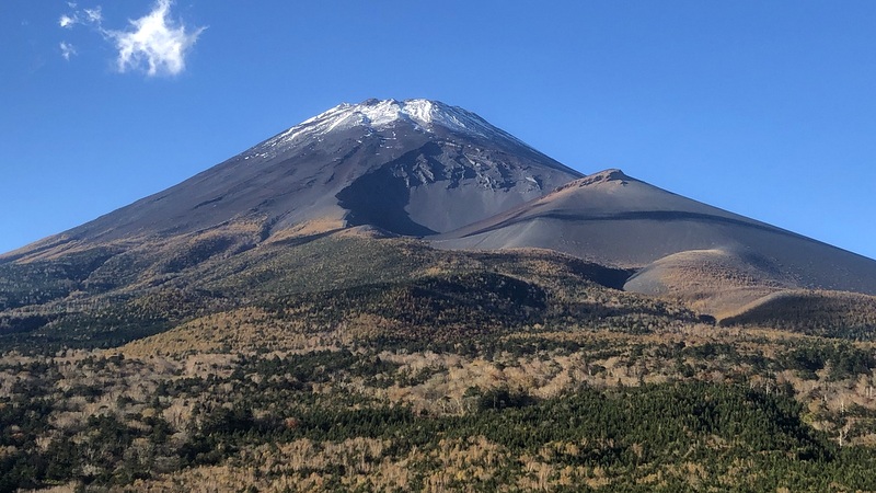 腰切塚より望む富士山と宝永火口