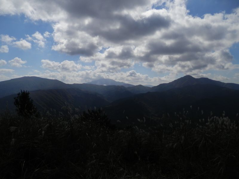 矢倉岳山頂より、明神ヶ岳、神山、金時山を望む