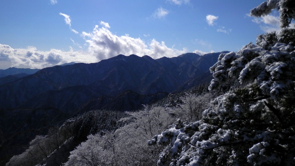 焼山展望台より、丹沢山と丹沢三峰を望む