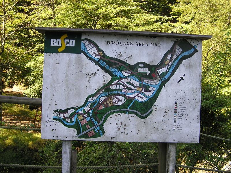 ヨモギ平・三ノ塔 -- BOSCOオートキャンプ場の案内図を見ると、三ノ塔登山口がすぐ分かる
