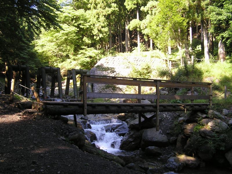 ヨモギ平・三ノ塔 -- この橋を右に渡ると、三ノ塔登山口に