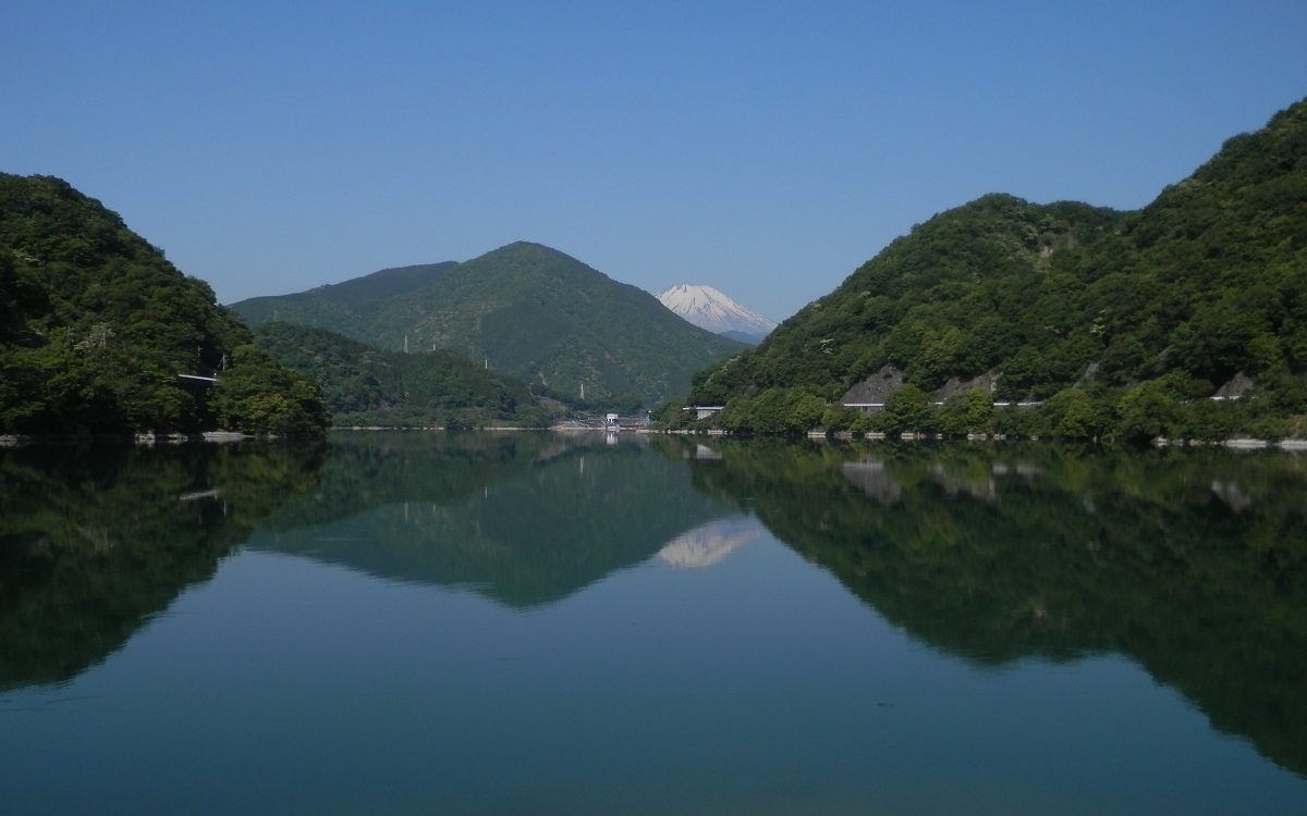 丹沢湖に映る富士山と不老山